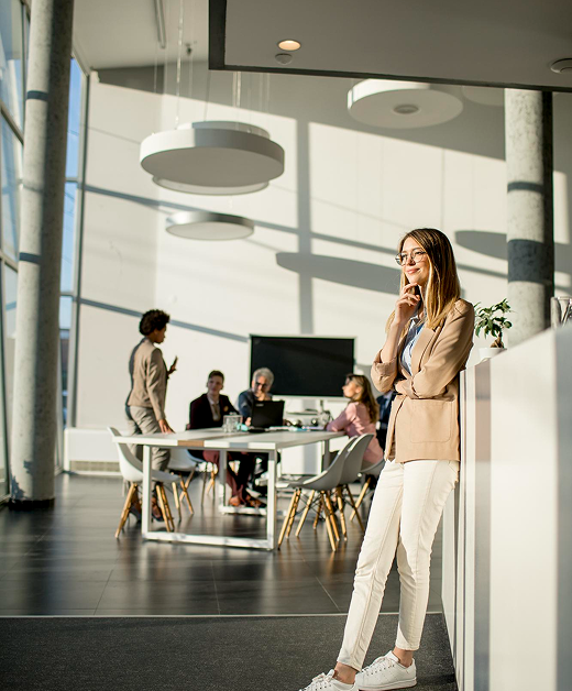 Mujer profesional en oficina